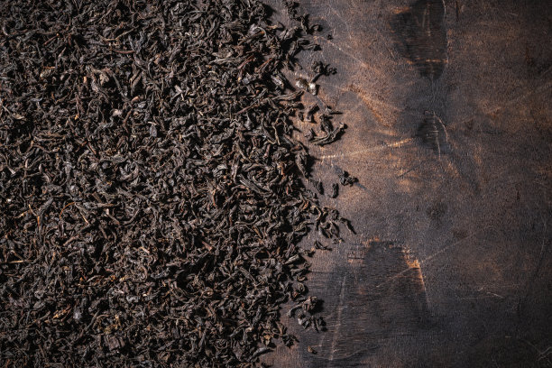 红茶在黑木上晒干叶子图片下载