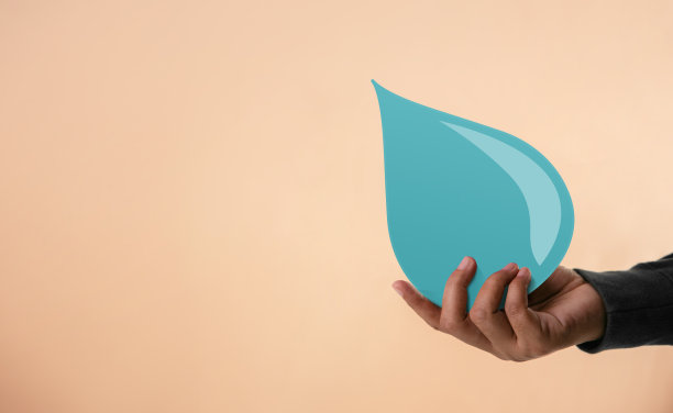 世界水资源的概念。手里拿着一张水滴纸。可持续、节约和清洁的环境卫生，CSR。可再生绿色能源图片下载