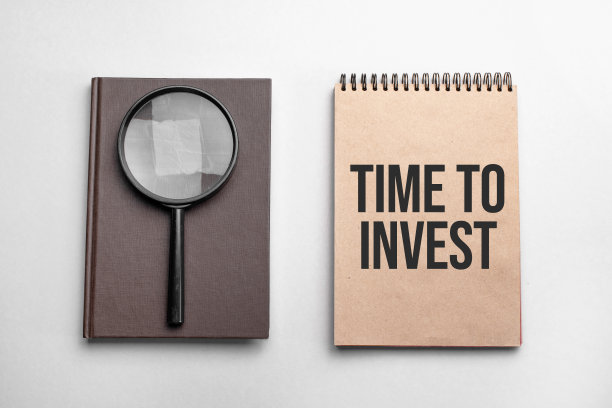 税单1040用放大镜。税收的概念图片下载