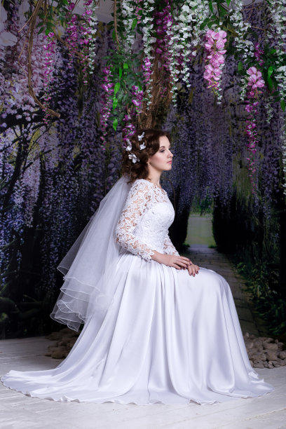 美丽的肖像新娘穿着婚纱与肥大的裙子，工作室照片图片下载