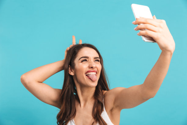 一个穿着夏装的快乐年轻女孩的肖像图片下载