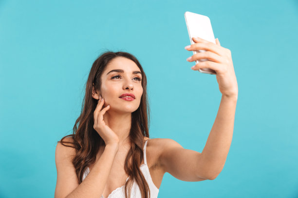 一个穿着夏装的可爱小女孩的肖像图片下载