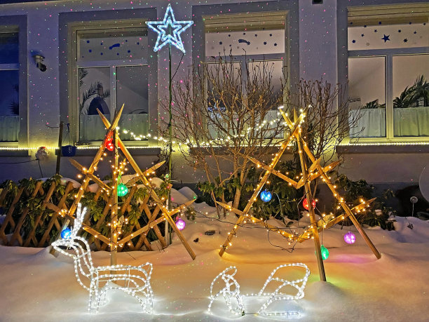 在瑞士阿尔卑斯山脉和阿尔卑斯山脉脚下的私人住宅前装饰圣诞节和新年，Ennetbühl或Ennetbuehl -圣加仑州，瑞士(瑞士)图片下载