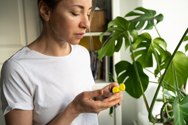在寒冷的季节，女性在嘴唇上涂抹滋润油以防止干燥和皲裂图片下载