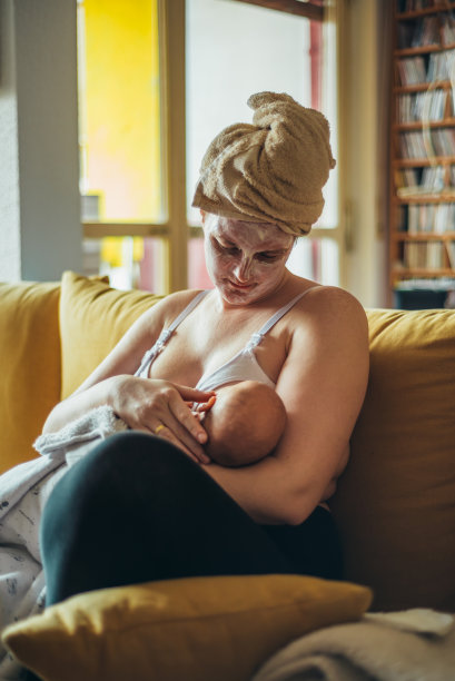母乳喂养是一种特殊的荣誉，只有妈妈才能体验到图片下载