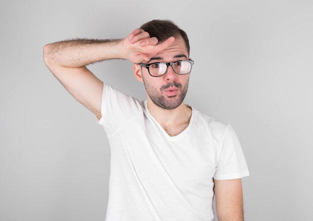 一个长着胡子的男人靠在一堵灰色的墙上，用手擦了擦额头，做了一个“fu”的手势，表示宽慰。这个人很高兴他阻止了一场大灾难。足够接近了图片下载