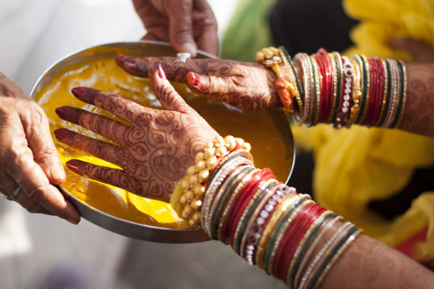 印度新娘在婚礼上举行仪式。图片下载