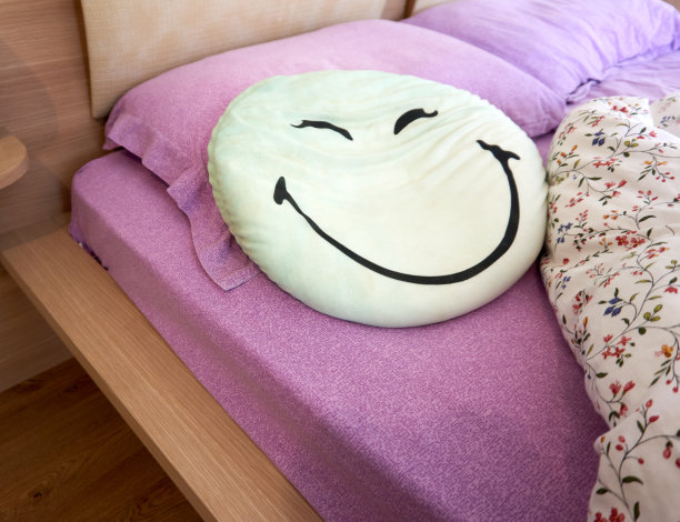 在舒适的卧室里，早上未整理的床图片下载