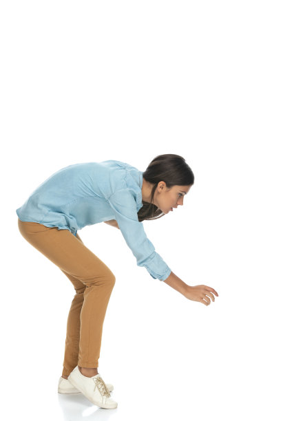 有魅力的随便女人弯下腰去抓东西图片下载