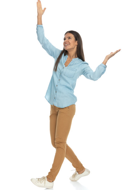 美丽随意的女人，传播着良好的氛围图片下载