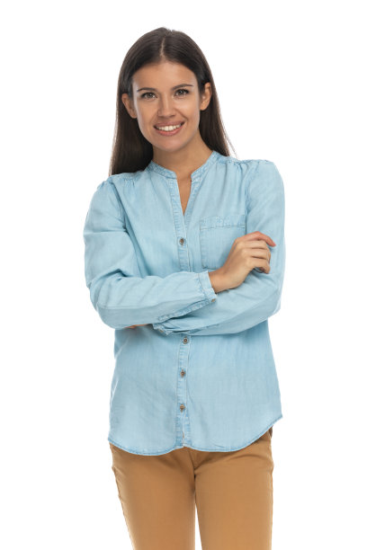 微笑美丽随意的女人看着镜头图片下载