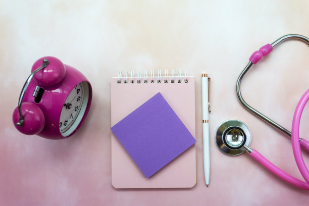 办公桌正上方的视图。健康和医疗保健概念。图片下载