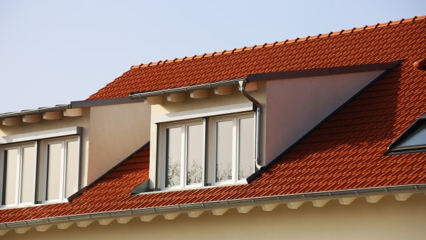 新瓦屋顶上的大天窗图片下载