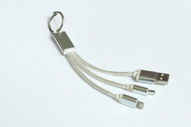 USB电缆为android和ios平台的手机隔离在白色背景。图片下载