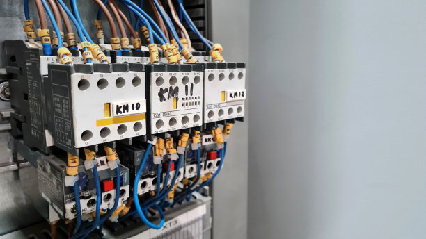 自动化控制工业系统电气柜中连续磁铁起动器的闭合。图片下载