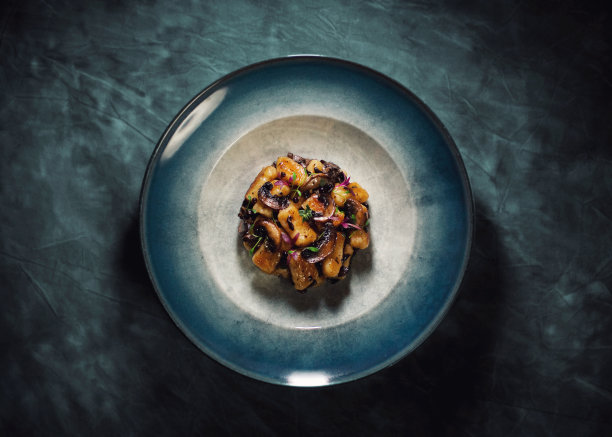 土豆汤圆配奶油蘑菇，百里香和绿色蔬菜图片下载