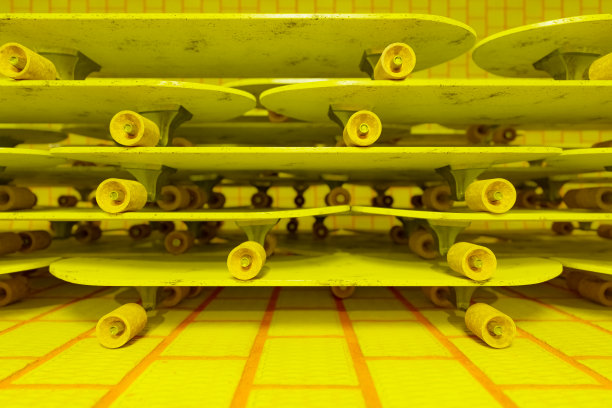 黄色主题的废旧滑板堆叠的3d逼真渲染。图片下载