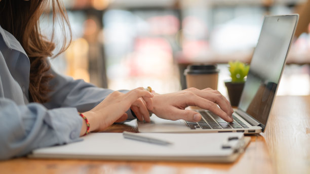 一个商业女性的手工作的特写图像。素材图片