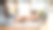 一个商业女性的手工作的特写图像。素材图片