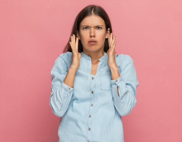 不经意的女人对她所看到的感到愤怒和惊讶图片下载