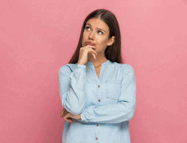 随便的女人挠着下巴想着什么图片下载