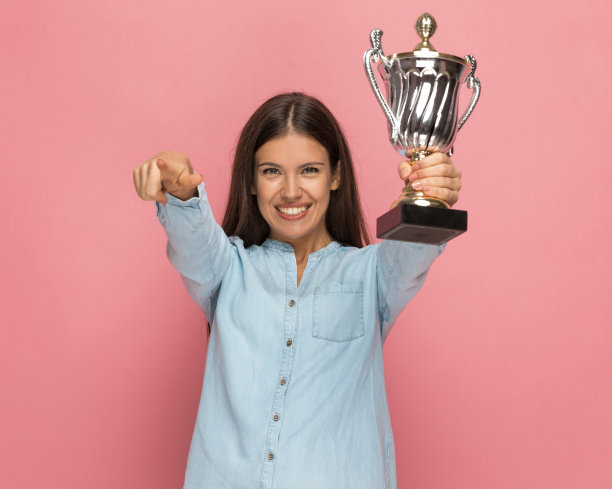 年轻随意的女人指着镜头图片下载