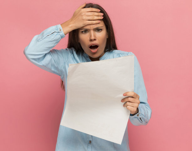 有魅力的休闲女人拍着她的头图片下载