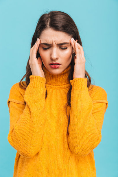 一个穿着毛衣的沮丧小女孩的肖像图片下载