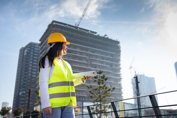 女建筑师看着建筑工地库存照片…保存图片下载