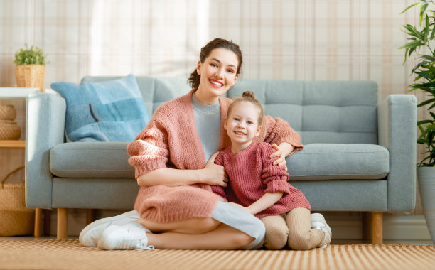 妈妈和她的女儿微笑和拥抱图片下载