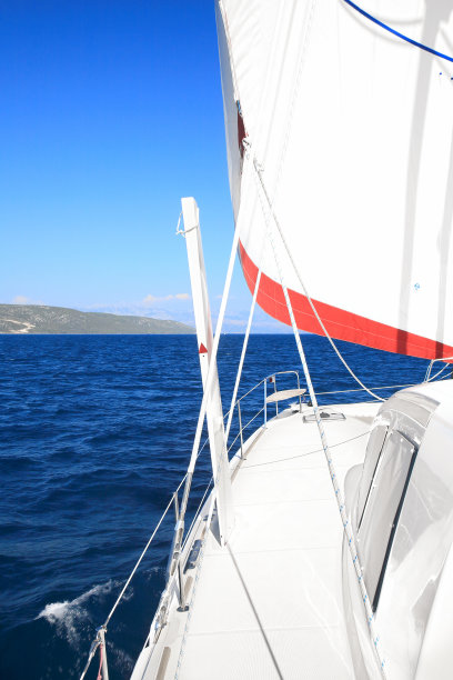 双体船航行图片下载