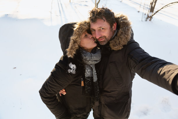 幸福的成熟夫妇在雪中自拍图片下载