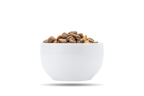 家畜干粮在白色碗孤立在白色背景。干猫饲料切断。以上观点图片下载
