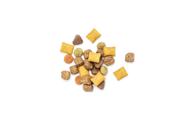 家畜干粮孤立在白色背景上。干猫饲料切断。以上观点图片下载