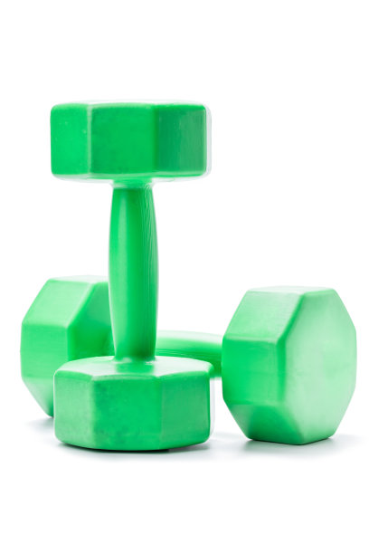 白色背景上孤立的绿色哑铃。剪出固定重量的杠铃。健身器材图片下载