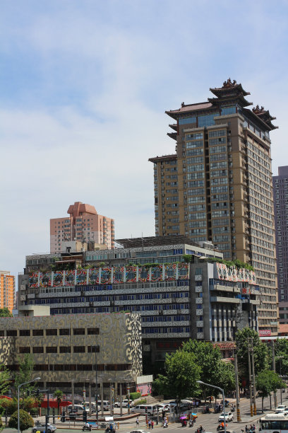 在蓝天白云的映衬下，从西安的长城上可以看到这座城市现代部分的有趣建筑。图片下载