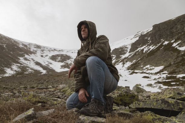 身穿迷彩服的男子，西班牙蒙卡约山。图片下载