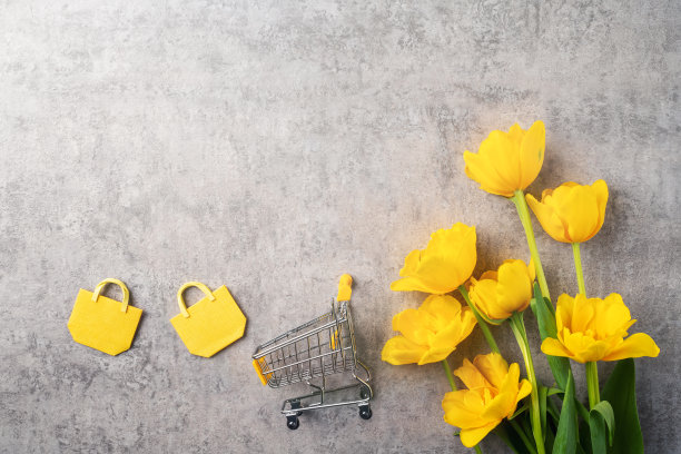 灰色背景下的黄色郁金香花的母亲节节日礼物购物的概念图片下载