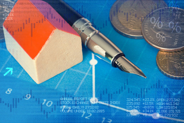 房地产市场演进概念与商业图形、钱币和房屋模型图片下载