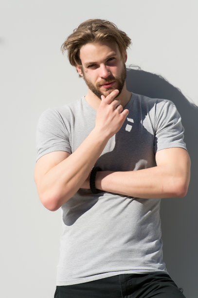 阳光灿烂的日子里，一头金发的大男子主义者图片下载