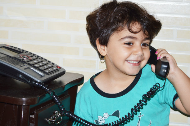 可爱的女孩在接电话图片下载