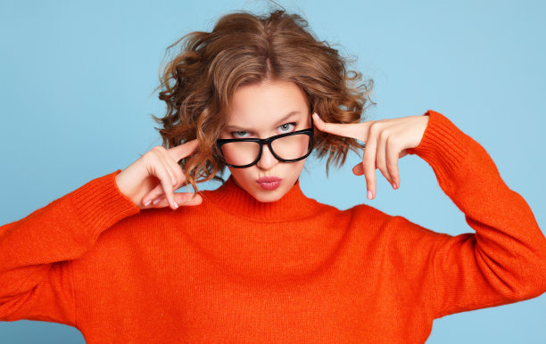 戴着眼镜的好奇女人看着摄像机图片下载