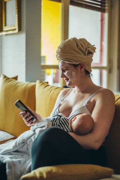 现代的母性不仅关乎母亲，也关乎婴儿图片下载