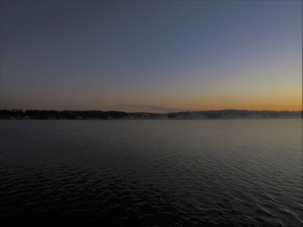 湖的黑暗中起重图片下载