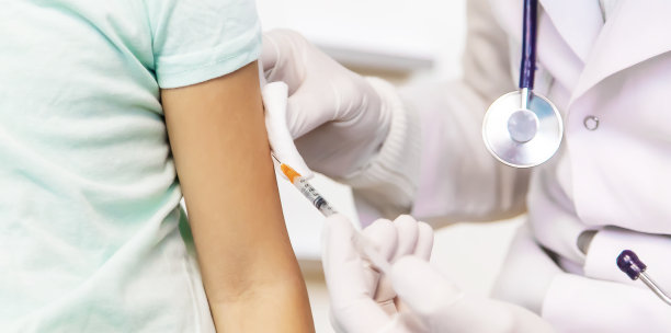 医院里医生给孩子接种的疫苗。有选择性的重点。图片下载