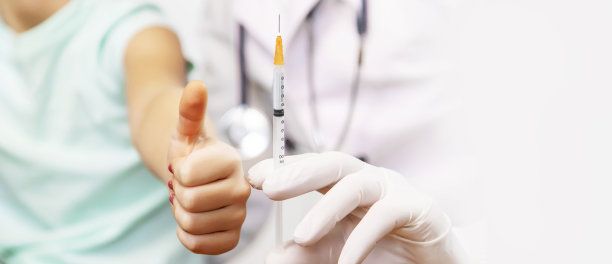 医院里医生给孩子接种的疫苗。有选择性的重点。图片下载