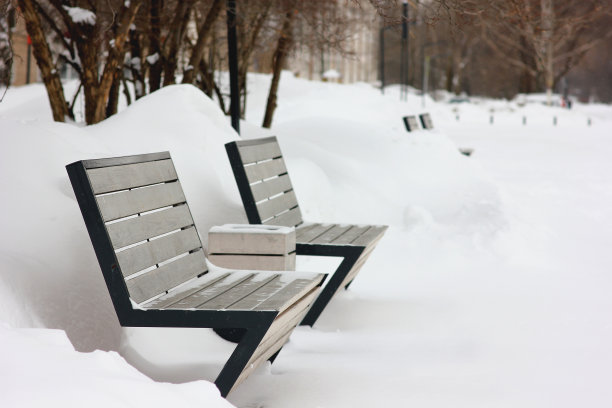 大雪后城市街道上的长椅图片下载