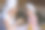 妈妈教小女儿化妆。库存图片图片下载