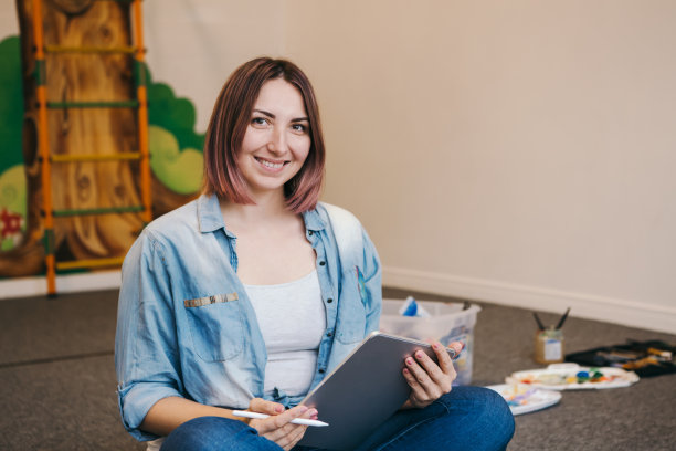 创造性爱好和自由艺术工作。白人妇女艺术家插图画家绘画在触控板上用触笔数字平板。创作插图的过程。独特的职业。图片下载