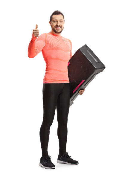 一个健康的年轻人在打底撑着一个踏步有氧平台和显示大拇指的全长肖像图片下载